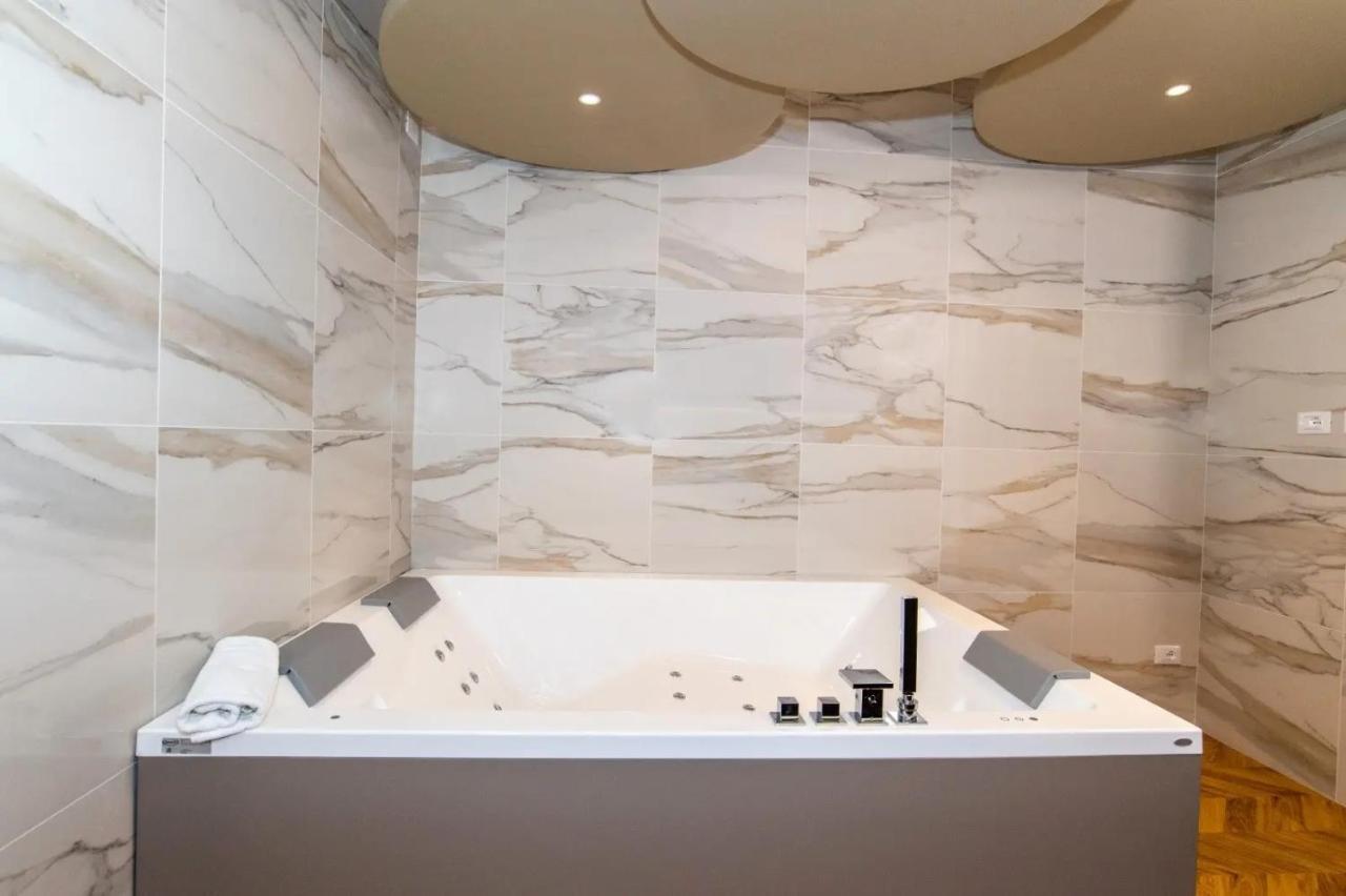 Jacuzzi Suite Home By Enjoy Garda Hotel Peschiera del Garda Dış mekan fotoğraf