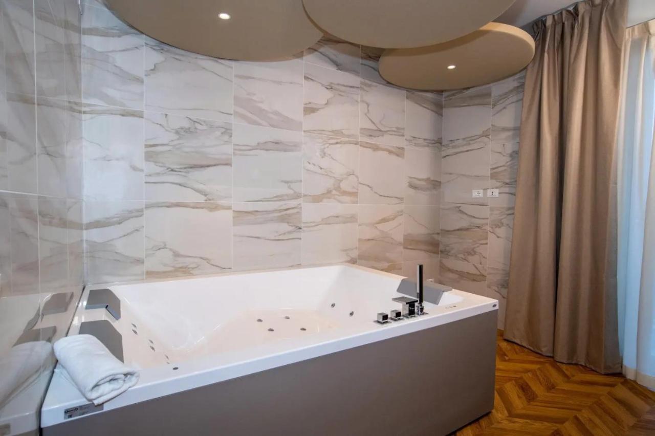 Jacuzzi Suite Home By Enjoy Garda Hotel Peschiera del Garda Dış mekan fotoğraf